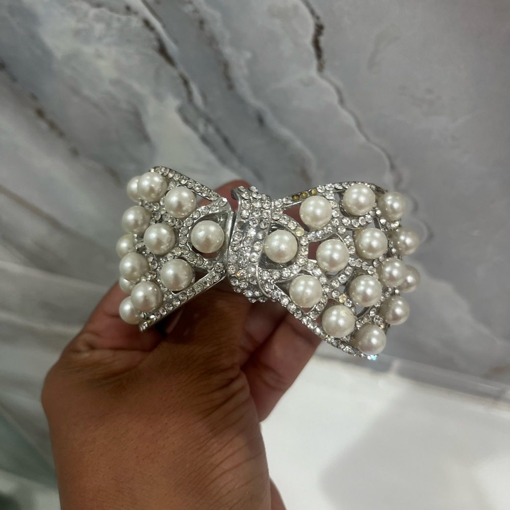 Elegant Pearl and Rhinestone Bow Bracelet